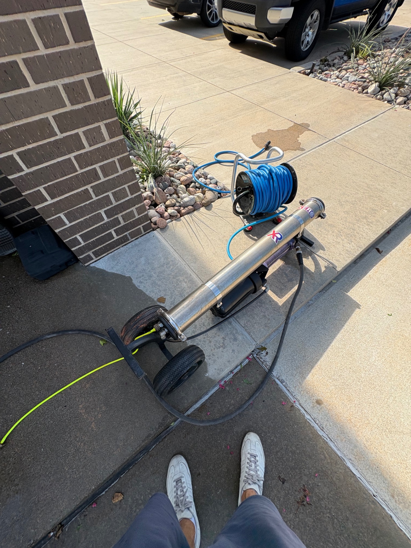 Professional pure-water cleaning equipment on the job